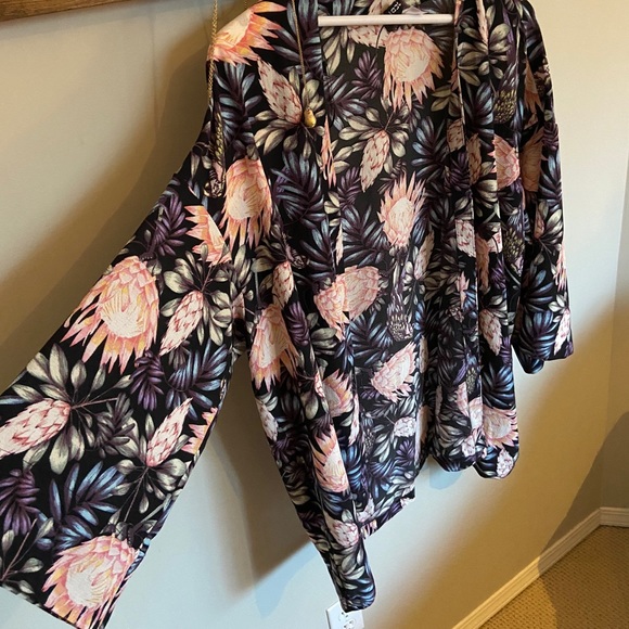 Super cute H&M light and open patterned blouse - Picture 3 of 4